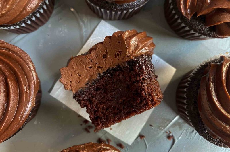 The Best One Bowl Chocolate Cupcakes